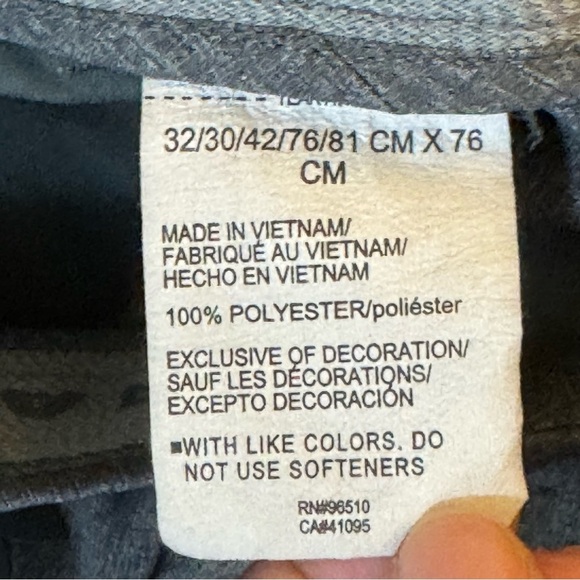 Under Armour Men's Gray Pants
#1208 - Picture 8 of 10